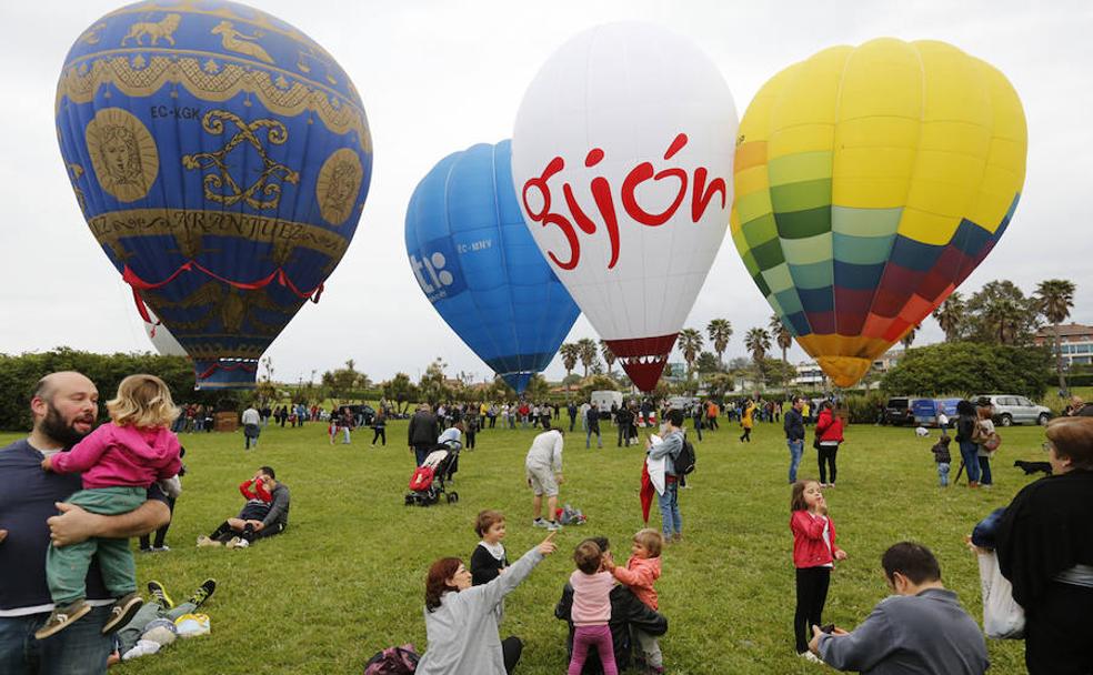 Los globos, ayer, en el Rinconín, fueron ya toda una atracción.