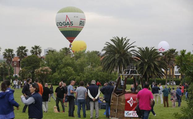 Dos de los tres globos que se atrevieron a iniciar el vuelo.