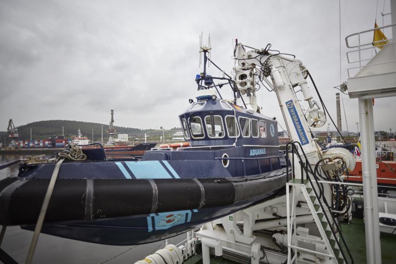 El buque Petrel I, del Servicio de Vigilancia Aduanera recala en Avilés con motivo de la concesión del premio Llámpara Natural de la Cofradía de la Buena Mesa de la Mar