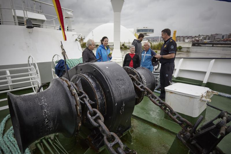 El buque Petrel I, del Servicio de Vigilancia Aduanera recala en Avilés con motivo de la concesión del premio Llámpara Natural de la Cofradía de la Buena Mesa de la Mar