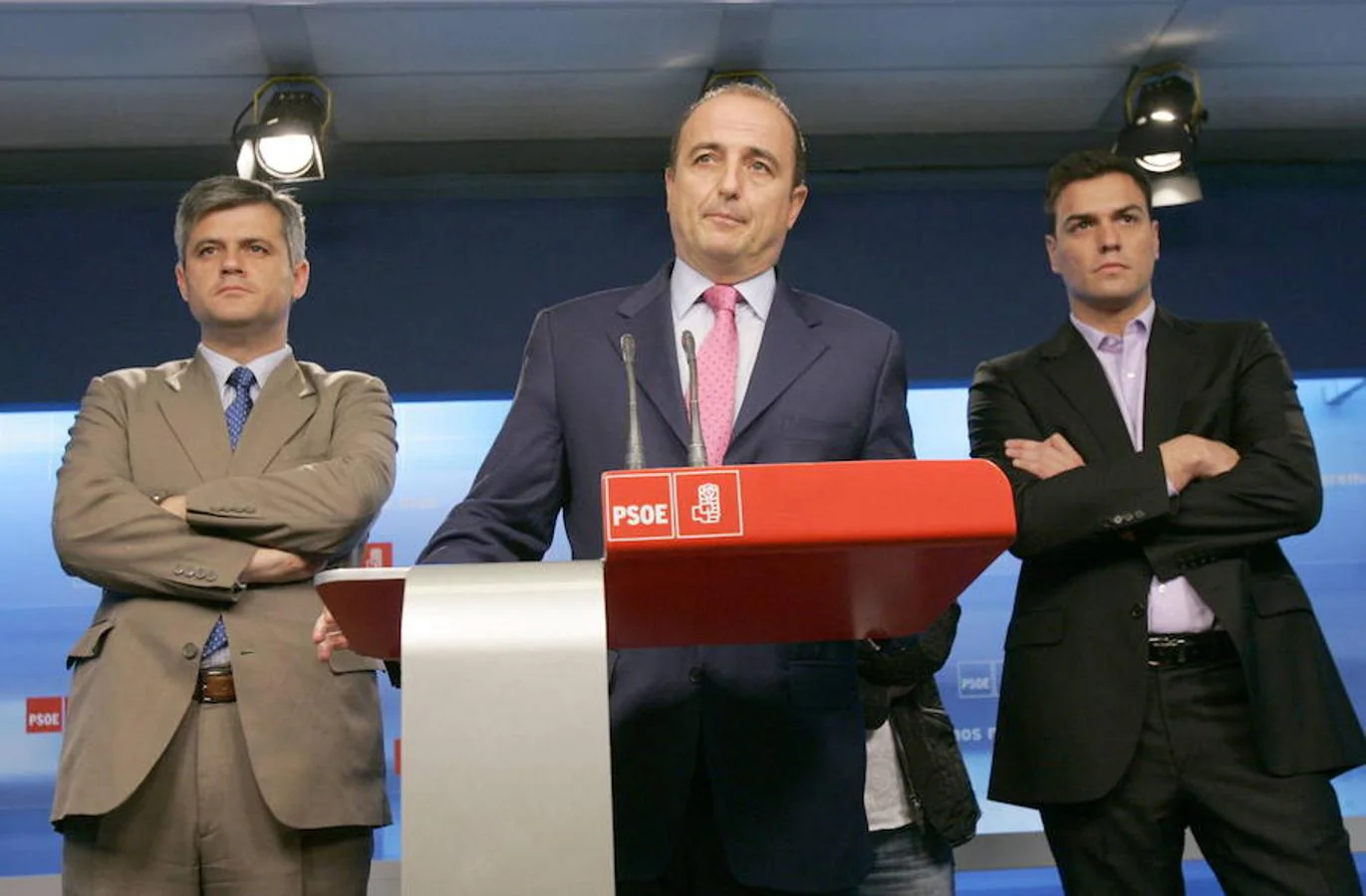 Pedro Sánchez fue concejal en el ayuntamiento de Madrid desde 2004 hasta 2009. En la foto, aparece a la derecha del entonces candidato socialista a la Alcaldía de Madrid, Miguel Sebastián, quien presentaba su renuncia a ser concejal.