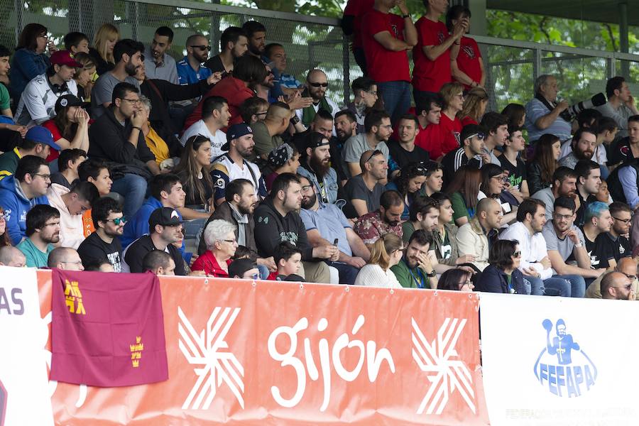 El partido en el que se disputaba el título liguero se jugó en el campo de Las Mestas con gran éxito de público.