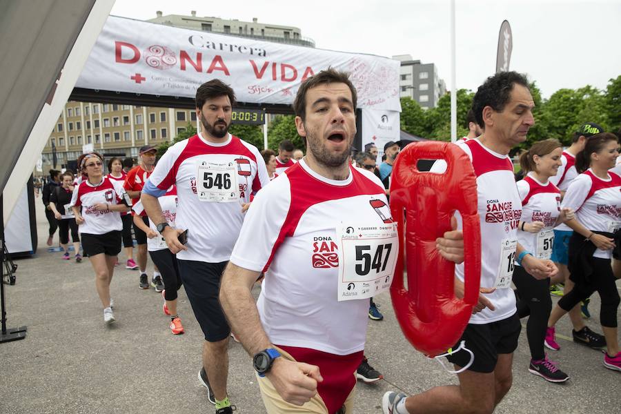 850 personas se sumaron a esta inciativa solidaria organizada por el Centro Comunitario de Sangre y Tejidos de Asturias, con el patrocinio de la Fundación EdP y la colaboración del Ayuntamiento de Gijón, la Dirección General de Deportes y EL COMERCIO