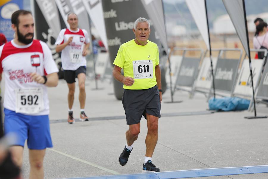 850 personas se sumaron a esta inciativa solidaria organizada por el Centro Comunitario de Sangre y Tejidos de Asturias, con el patrocinio de la Fundación EdP y la colaboración del Ayuntamiento de Gijón, la Dirección General de Deportes y EL COMERCIO