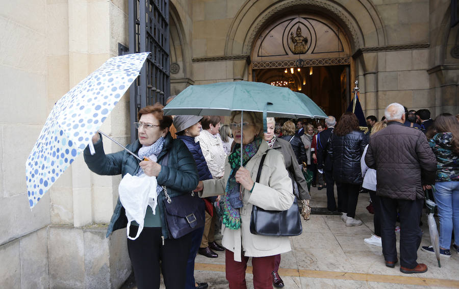 La procesión fue suspendida y la custodia de plata quedó a cubierto