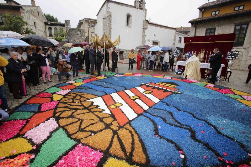 La localidad cambió las flores por serrín y arena a causa del tiempo y Villamayor pujó por los tradicionales ramos y un gallo.