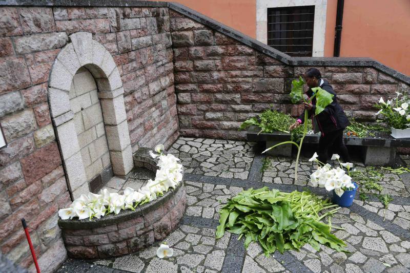 La localidad cambió las flores por serrín y arena a causa del tiempo y Villamayor pujó por los tradicionales ramos y un gallo.