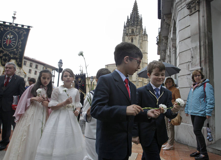 La climatología no acompañó a la capital asturiana pero, a pesar de la lluvia, la misa presidida por el deán llenó la Catedral.