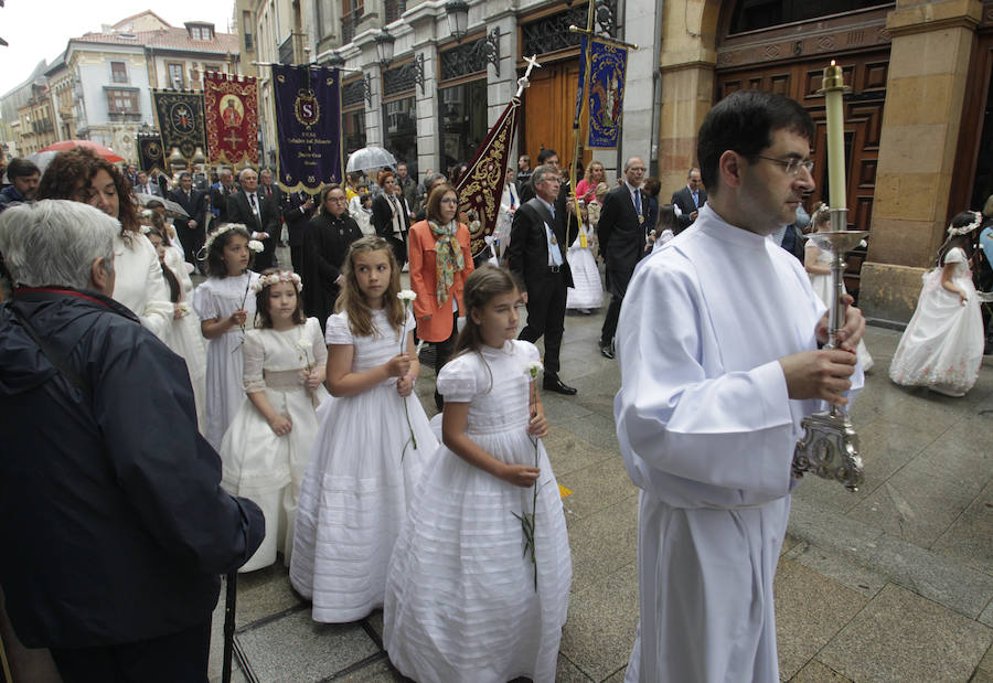 La climatología no acompañó a la capital asturiana pero, a pesar de la lluvia, la misa presidida por el deán llenó la Catedral.