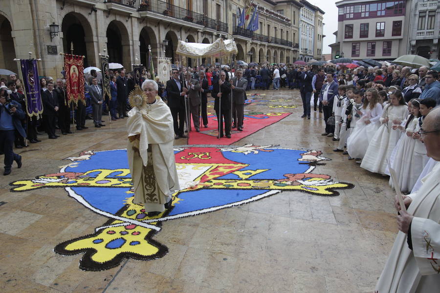 La climatología no acompañó a la capital asturiana pero, a pesar de la lluvia, la misa presidida por el deán llenó la Catedral.