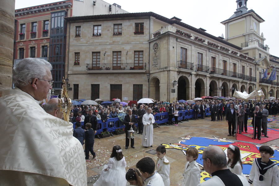 La climatología no acompañó a la capital asturiana pero, a pesar de la lluvia, la misa presidida por el deán llenó la Catedral.