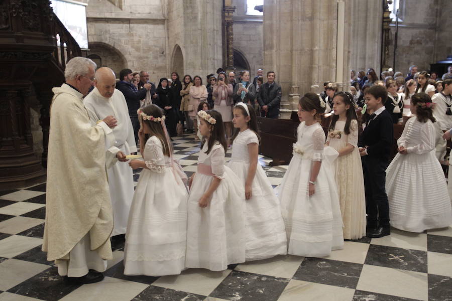 La climatología no acompañó a la capital asturiana pero, a pesar de la lluvia, la misa presidida por el deán llenó la Catedral.