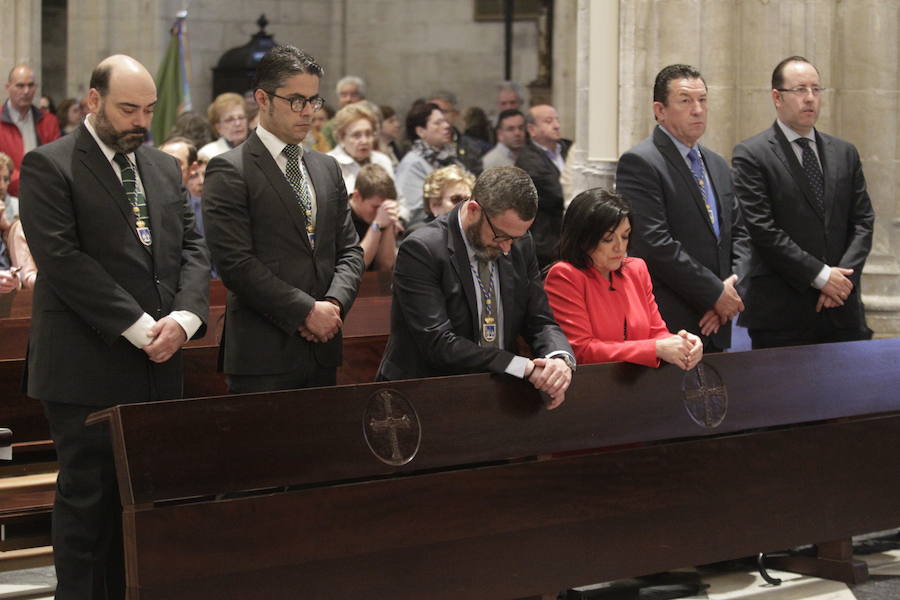 La climatología no acompañó a la capital asturiana pero, a pesar de la lluvia, la misa presidida por el deán llenó la Catedral.