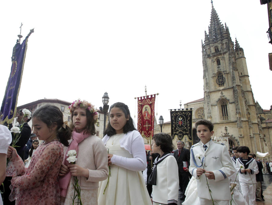 La climatología no acompañó a la capital asturiana pero, a pesar de la lluvia, la misa presidida por el deán llenó la Catedral.