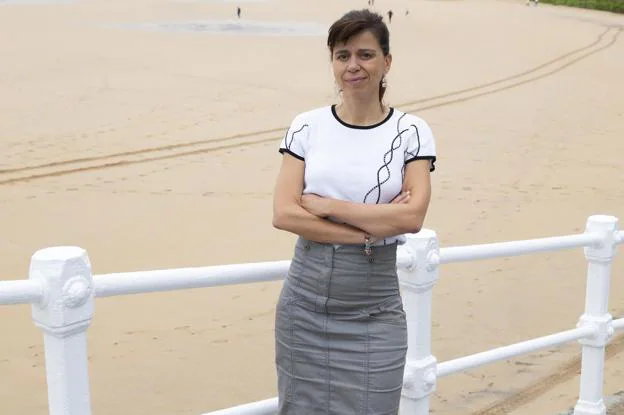 Clara González-Pedraz, el pasado viernes, con la playa de San Lorenzo a sus espaldas. 