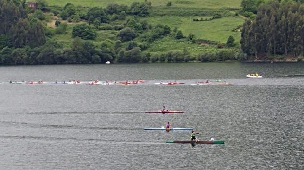 Las piraguas navegaron por el embalse de Doiras en la primera Travesía de la Miel. 