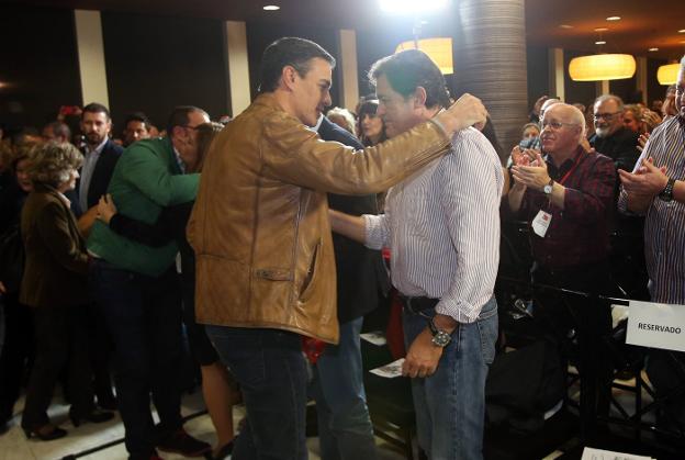 Pedro Sánchez y Javier Fernández se saludan en el acto conmemorativo del 125 aniversario de la AMSO. 