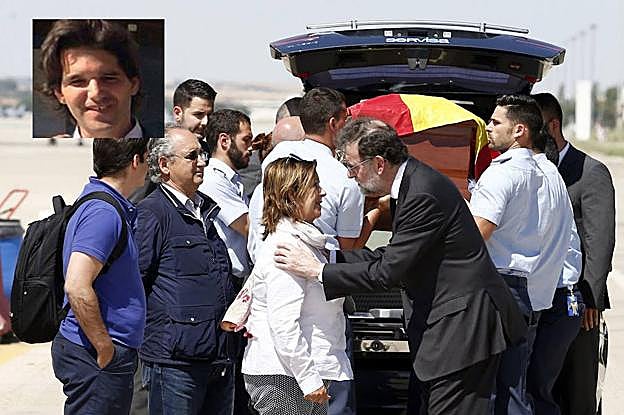 El expresidente Mariano Rajoy recibe a los padres de Ignacio Echeverría a la llegada del ferétro a Madrid, el 9 de junio de 2017. Arriba, a la izquierda, una imagen del joven.