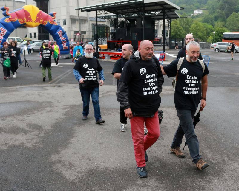 Gran éxito de la marcha popular entre los museos MUMI y Pozo Sotón a través del paseo fluvial.