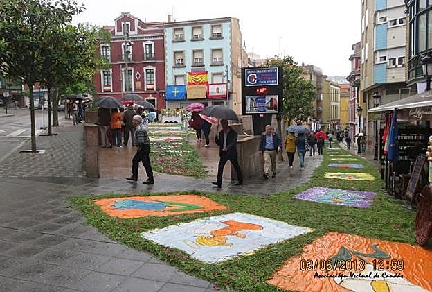 Las flores y las sales tintadas decoraron los viales del centro. :: A. V. C.