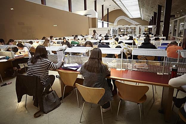 Avilés. La biblioteca Bances Cándamo ha tenido que ampliar su horario con motivo de la EBAU. 