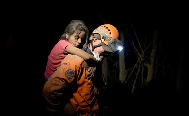 Imagen principal - La muerte de un niño eleva a 70 las víctimas por la erupción del volcán en Guatemala