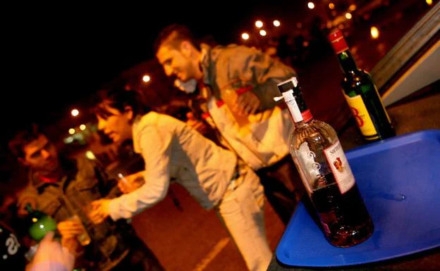 Unos jóvenes beben alcohol durante un 'macrobotellón'. 