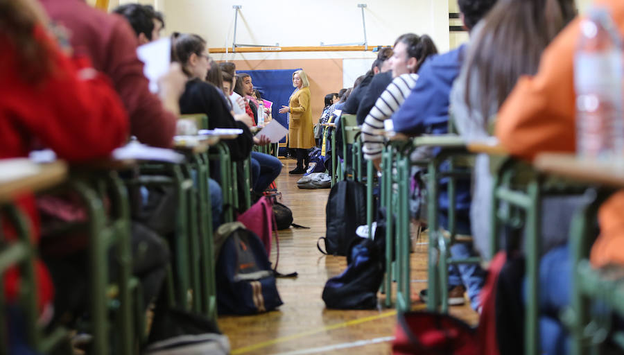 La Evaluación de Bachillerato para el Acceso a la Universidad (EBAU) se desarrolla en el Principado entre nervios, apuntes y repasos de última hora. Los alumnos que se enfrentan a la prueba son conscientes de que estos exámenes marcarán su futuro educativo