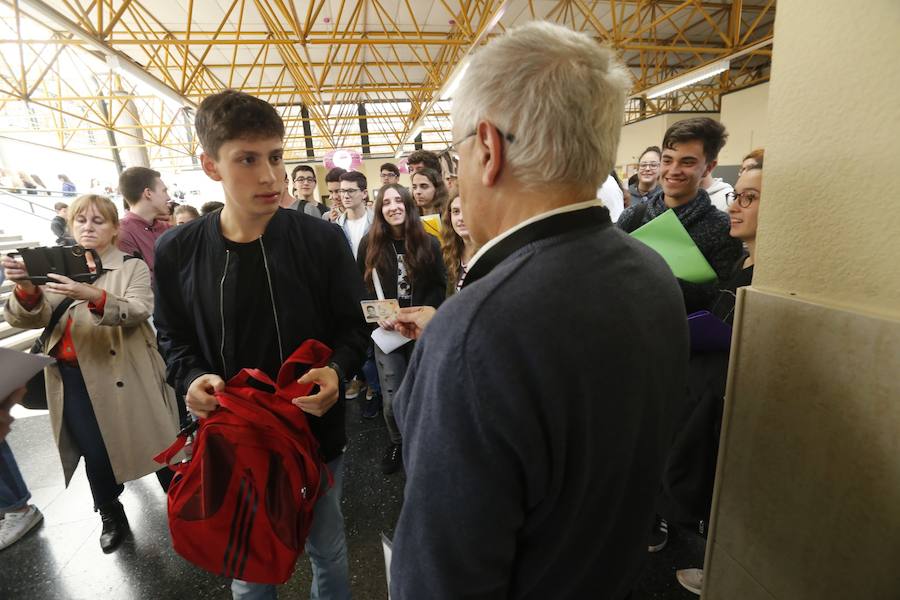 La Evaluación de Bachillerato para el Acceso a la Universidad (EBAU) se desarrolla en el Principado entre nervios, apuntes y repasos de última hora. Los alumnos que se enfrentan a la prueba son conscientes de que estos exámenes marcarán su futuro educativo