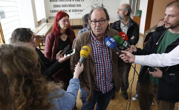 Mario Suárez atiende a los medios antes de su visita a la Casa Sindical de Gijón.