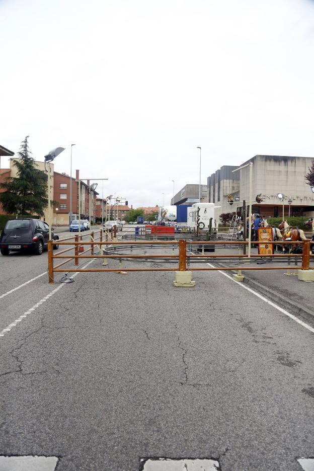 Instalación de atracciones en la avenida principal. 