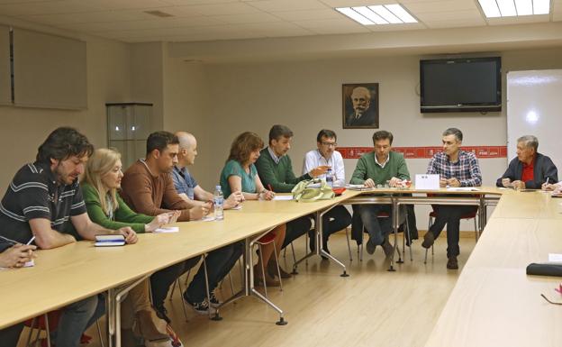 José María Pérez se dirige a los miembros de la Comisión Ejecutiva del PSOE de Gijón, durante la reunión celebrada ayer. 