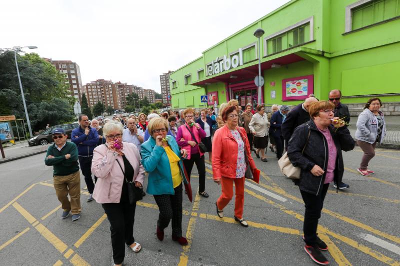 Varias decenas de trabajadores del antiguo economato de Llaranes, vecinos de la zona, sindicatos y representantes políticos se han manifestado esta mañana en defensa de los puestos de trabajo del supermercado.