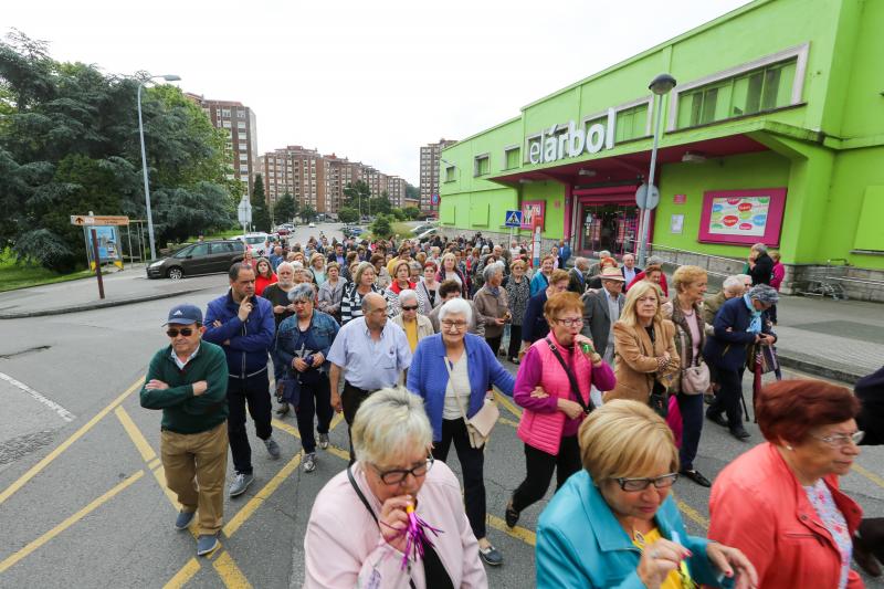 Varias decenas de trabajadores del antiguo economato de Llaranes, vecinos de la zona, sindicatos y representantes políticos se han manifestado esta mañana en defensa de los puestos de trabajo del supermercado.