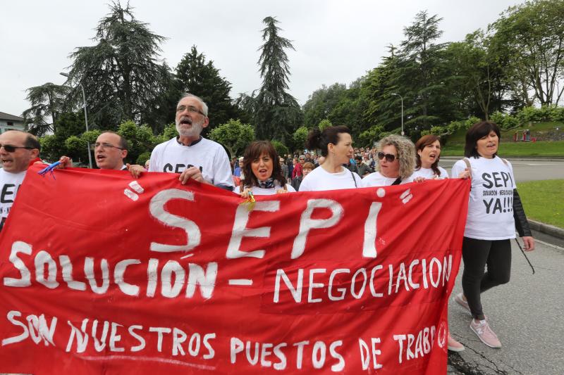 Varias decenas de trabajadores del antiguo economato de Llaranes, vecinos de la zona, sindicatos y representantes políticos se han manifestado esta mañana en defensa de los puestos de trabajo del supermercado.