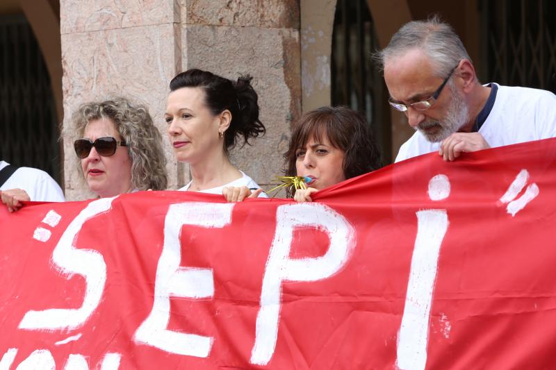 Varias decenas de trabajadores del antiguo economato de Llaranes, vecinos de la zona, sindicatos y representantes políticos se han manifestado esta mañana en defensa de los puestos de trabajo del supermercado.