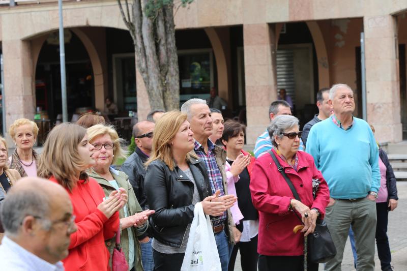 Varias decenas de trabajadores del antiguo economato de Llaranes, vecinos de la zona, sindicatos y representantes políticos se han manifestado esta mañana en defensa de los puestos de trabajo del supermercado.