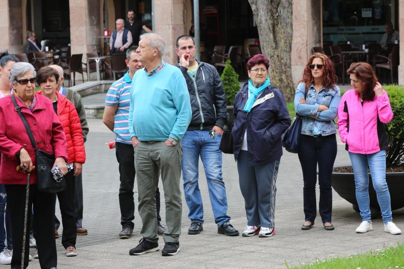 Varias decenas de trabajadores del antiguo economato de Llaranes, vecinos de la zona, sindicatos y representantes políticos se han manifestado esta mañana en defensa de los puestos de trabajo del supermercado.