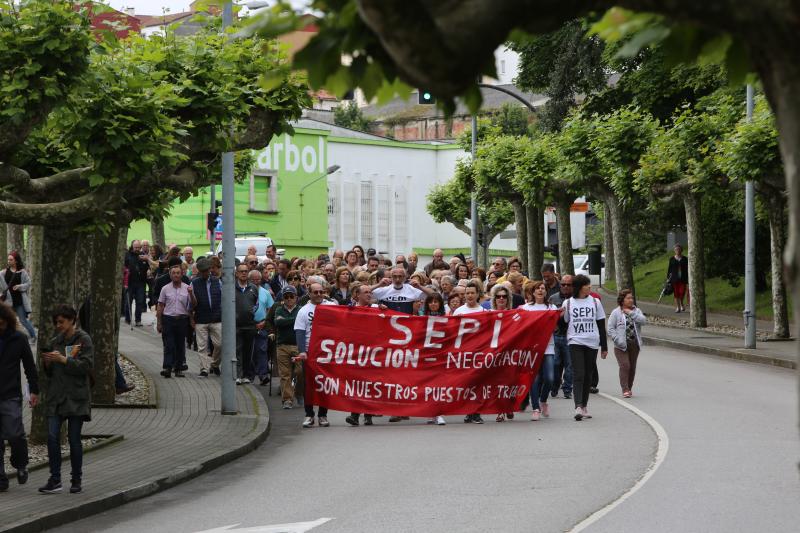 Varias decenas de trabajadores del antiguo economato de Llaranes, vecinos de la zona, sindicatos y representantes políticos se han manifestado esta mañana en defensa de los puestos de trabajo del supermercado.