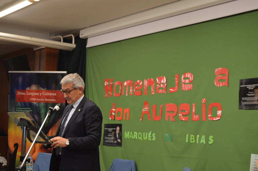 Emotivo homenaje póstumo a Aurelio Menéndez en el colegio público ibiense que lleva su nombre. Alumnos y vecinos arroparon a sus familiares, que descubrieron una placa conmemorativa en el centro y asistieron a un acto en el que Teresa Sanjurjo, directora de la Fundación Princesa de Asturias y el rector, Santiago García Granda, ensalzaron su figura. 