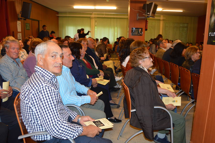 Emotivo homenaje póstumo a Aurelio Menéndez en el colegio público ibiense que lleva su nombre. Alumnos y vecinos arroparon a sus familiares, que descubrieron una placa conmemorativa en el centro y asistieron a un acto en el que Teresa Sanjurjo, directora de la Fundación Princesa de Asturias y el rector, Santiago García Granda, ensalzaron su figura. 