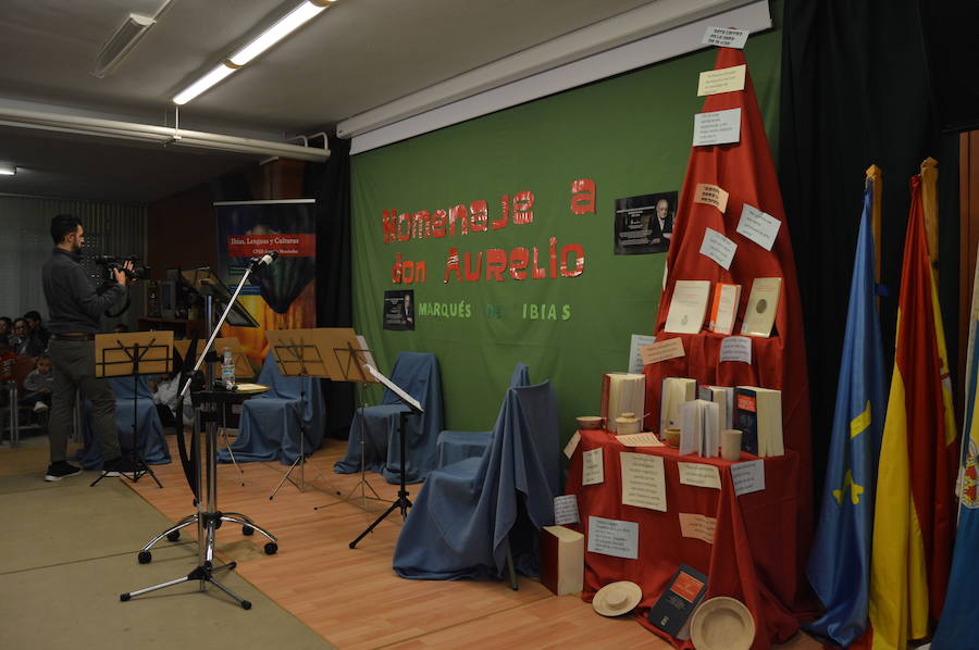 Emotivo homenaje póstumo a Aurelio Menéndez en el colegio público ibiense que lleva su nombre. Alumnos y vecinos arroparon a sus familiares, que descubrieron una placa conmemorativa en el centro y asistieron a un acto en el que Teresa Sanjurjo, directora de la Fundación Princesa de Asturias y el rector, Santiago García Granda, ensalzaron su figura. 