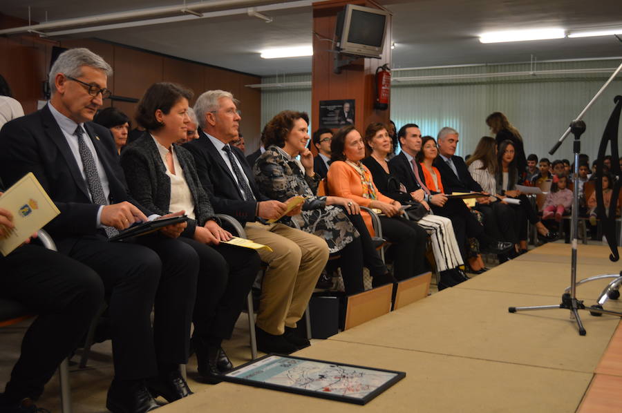 Emotivo homenaje póstumo a Aurelio Menéndez en el colegio público ibiense que lleva su nombre. Alumnos y vecinos arroparon a sus familiares, que descubrieron una placa conmemorativa en el centro y asistieron a un acto en el que Teresa Sanjurjo, directora de la Fundación Princesa de Asturias y el rector, Santiago García Granda, ensalzaron su figura. 