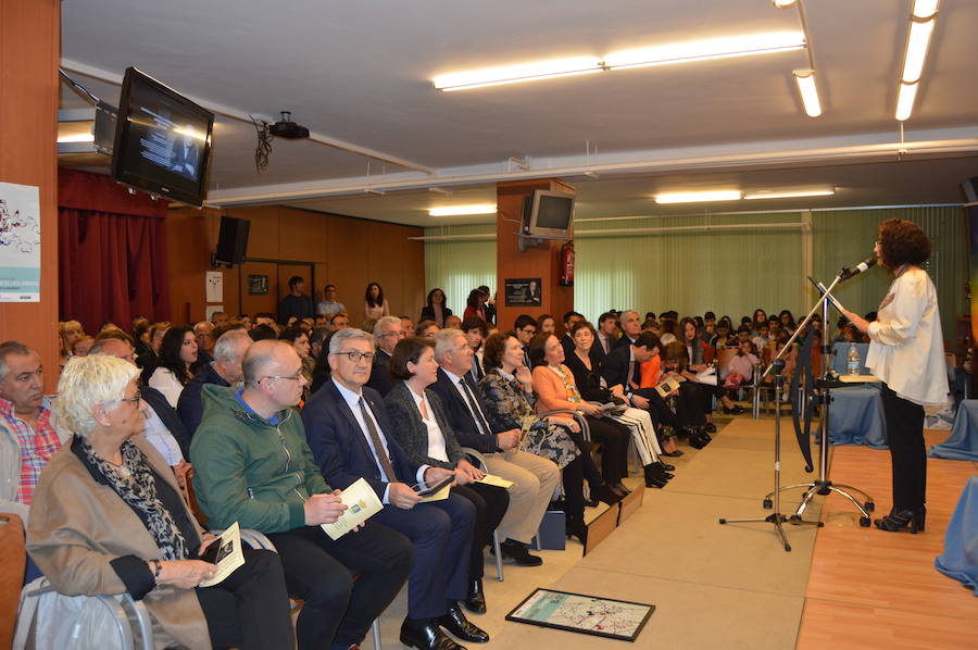 Emotivo homenaje póstumo a Aurelio Menéndez en el colegio público ibiense que lleva su nombre. Alumnos y vecinos arroparon a sus familiares, que descubrieron una placa conmemorativa en el centro y asistieron a un acto en el que Teresa Sanjurjo, directora de la Fundación Princesa de Asturias y el rector, Santiago García Granda, ensalzaron su figura. 