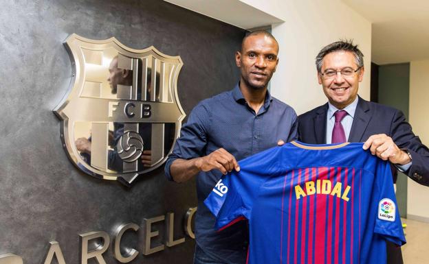 Eriec Abidal, junto a Bartomeu. 