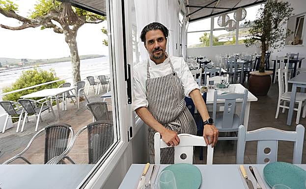 Fran Heras, en el comedor de Mi Candelita en Bañugues, con vistas al mar.