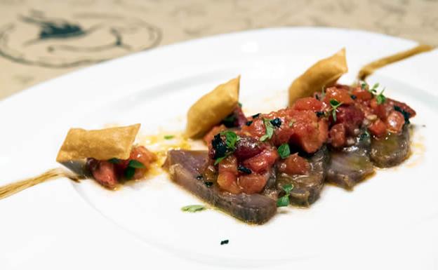 Lomo de bonito macerado en fresas