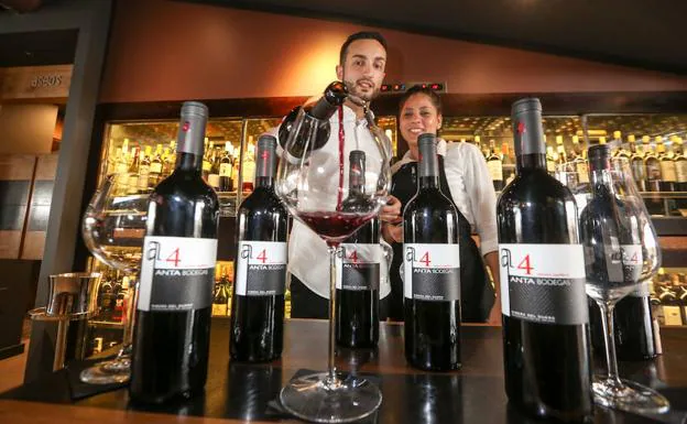 Quique Martínez e Ingris Vázquez decantan el vino de Antonio Banderas en La Escuelina.