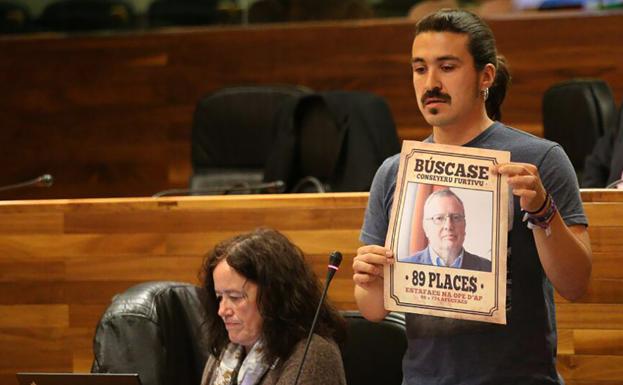 Un cartel de Podemos provoca una gran bronca en la Junta