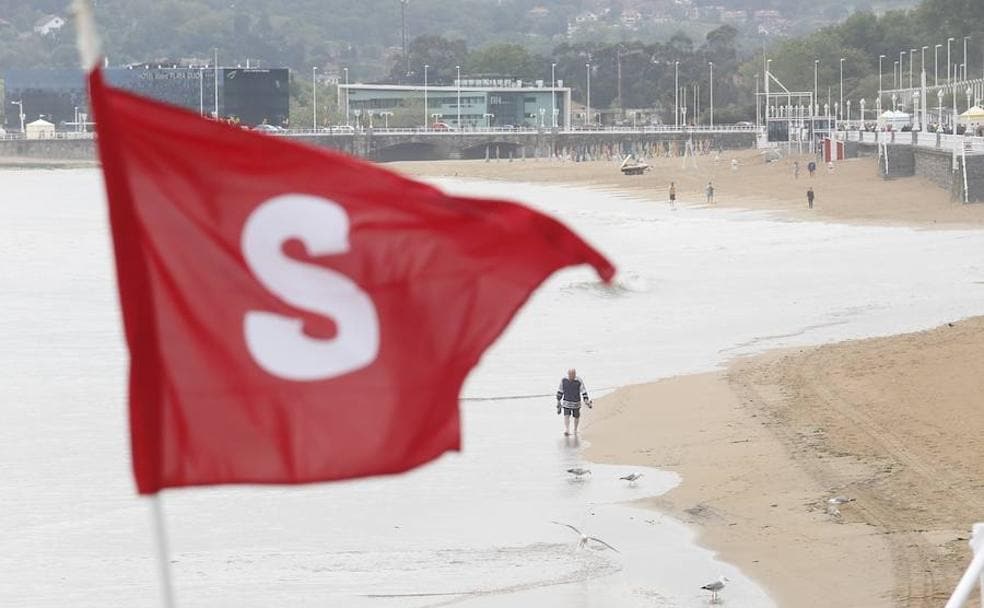 La bandera roja izada este viernes en la playa de San Lorenzo tras la aparición de una mancha de vertido.